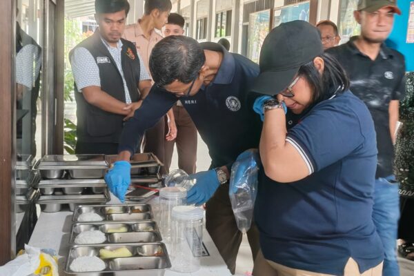 Tim Labfor Dari Polda Sumut Terjun Langsung Menyelidiki SPPG Pasca Siswa Keracunan di SMA Negeri Berastagi