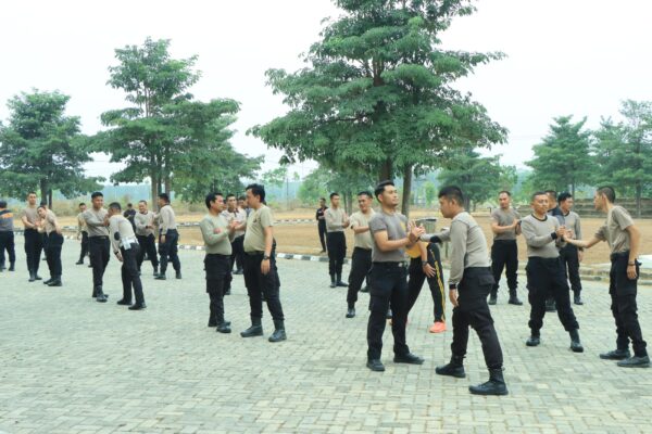 Asah Kemampuan Fisik, Personel Polres Tulang Bawang Gelar Latihan Bela Diri Secara Rutin di Halaman Mapolres