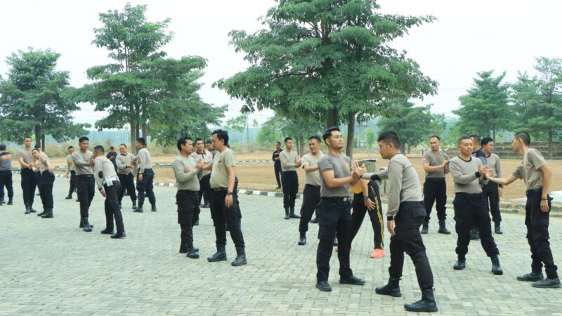 Asah Kemampuan Fisik, Personel Polres Tulang Bawang Gelar Latihan Bela Diri Secara Rutin di Halaman Mapolres