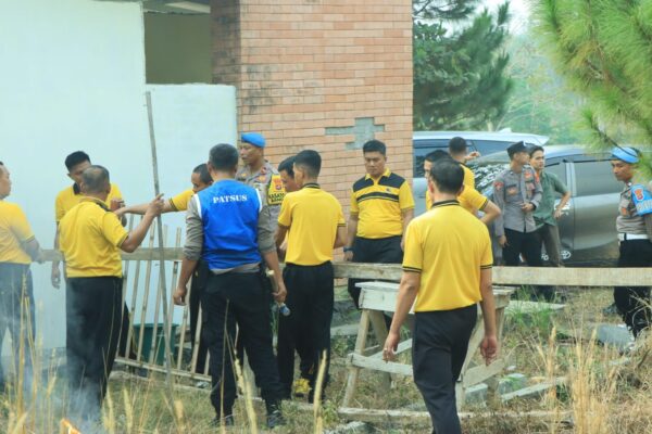 Personel Polres Tulang Bawang Barat Bersihkan di Lingkungan Seputaran Mako, Wujudkan Lingkungan Kerja Bersih dan Nyaman