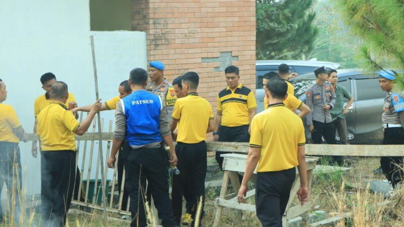Personel Polres Tulang Bawang Barat Bersihkan di Lingkungan Seputaran Mako, Wujudkan Lingkungan Kerja Bersih dan Nyaman