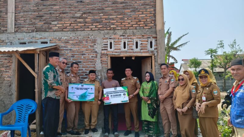Bupati Dedi Irawan dan Wabup Irawan Topani Kembali Salurkan Bantuan bagi Korban Kebakaran di Bangkunat dan Ngaras