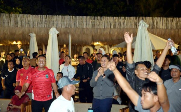 Indonesia Juara FIFA ASEAN Cup 2026, Bupati Egi dan Warga Bersatu dalam Kebanggaan Merah Putih di Pantai Sanggar