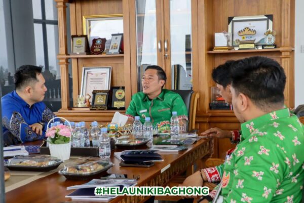 Bupati Dedi Irawan Upayakan Akses Kuliah Terjangkau untuk Pemuda Pesisir Barat