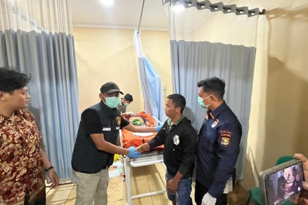 Sat Lantas Polres Tubaba Evakuasi Korban dan Kendaraan Laka Lantas di Jalan Tol Terpeka KM 198.100 A