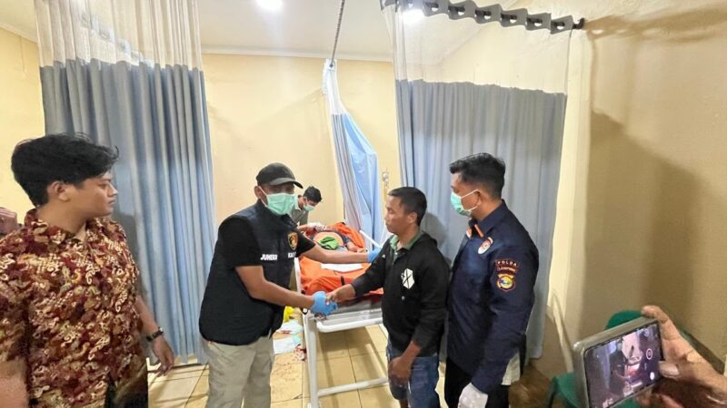 Sat Lantas Polres Tubaba Evakuasi Korban dan Kendaraan Laka Lantas di Jalan Tol Terpeka KM 198.100 A