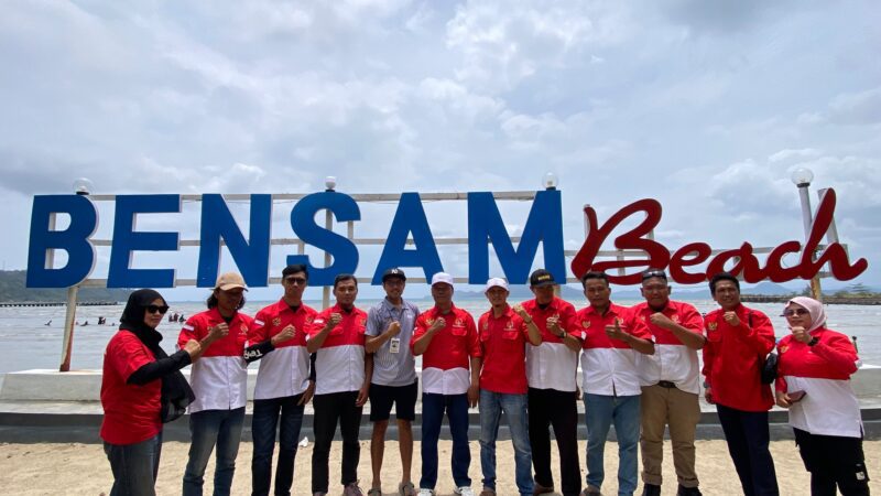 Perkuat Solidaritas dan Kekompakan, DPC PWRI Pesawaran Gelar Family Gathering di Bensam Beach