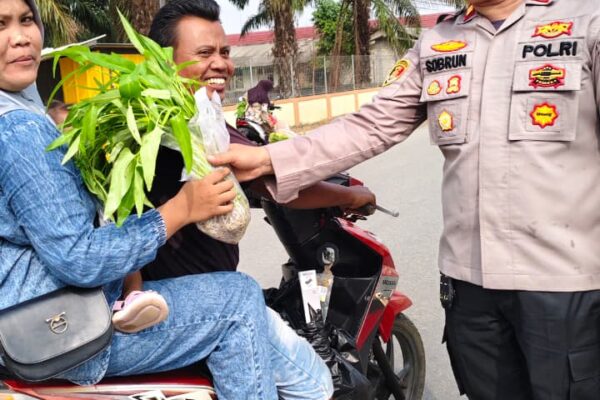 Jumat Berkah, Polsek Tumijajar Bagikan Hasil Panen Sawah Kolam Biosaka, Wujudkan Kedaulatan Pangan