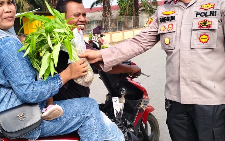 Jumat Berkah, Polsek Tumijajar Bagikan Hasil Panen Sawah Kolam Biosaka, Wujudkan Kedaulatan Pangan